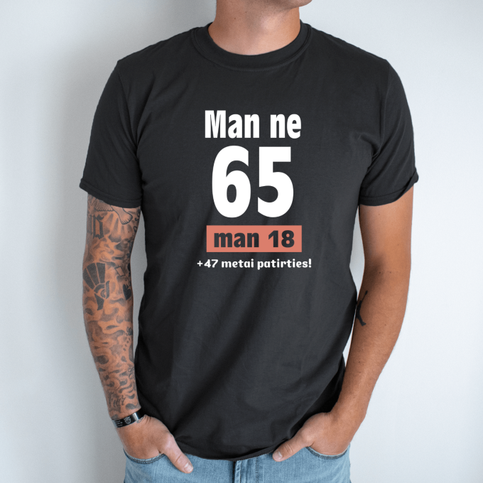 Unisex marškinėliai su spauda „Man ne 65“ - Image 7