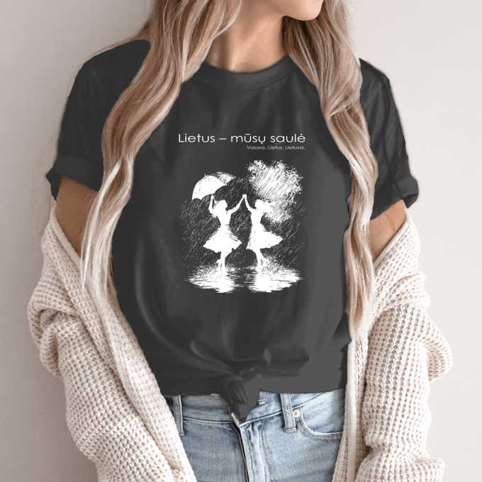 Unisex marškinėliai su spauda „Šokis lietuje“ - Image 6