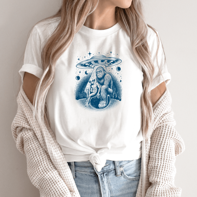 Unisex marškinėliai su spauda „Bigfutas pakeliui namo“ - Image 9