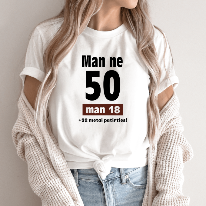 Unisex marškinėliai su spauda „Man ne 50“ - Image 8