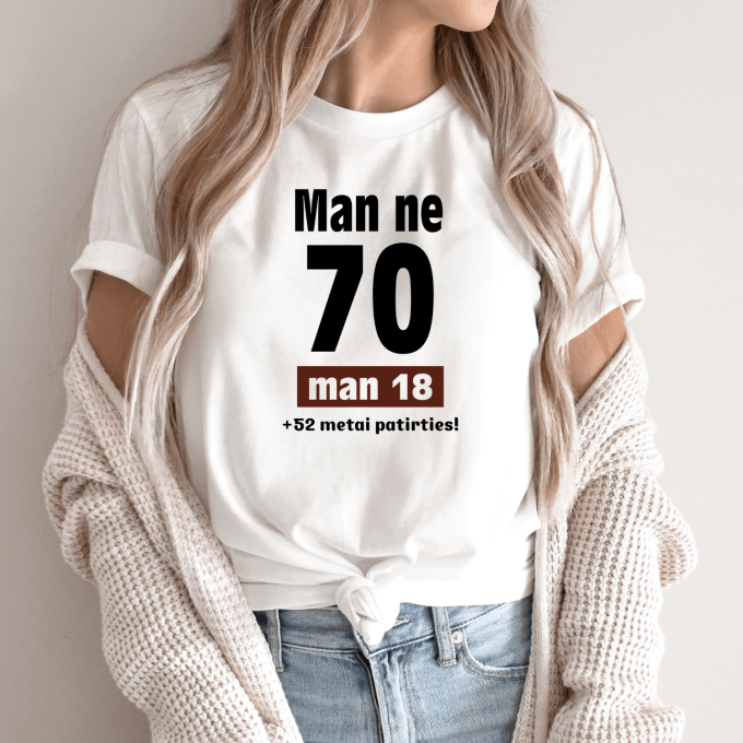 Unisex marškinėliai su spauda „Man ne 70“ - Image 8