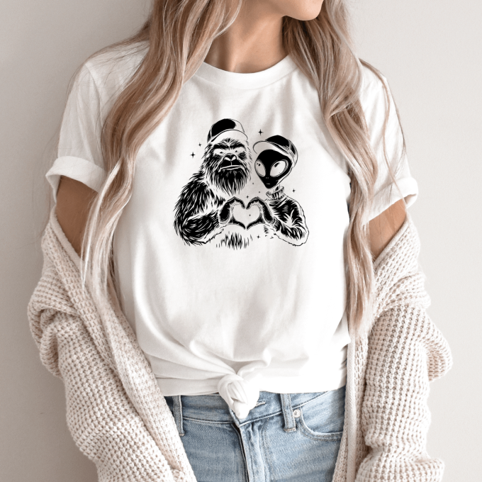 Unisex marškinėliai su spauda „Marsietis ir Bigfutas kartu“ - Image 9