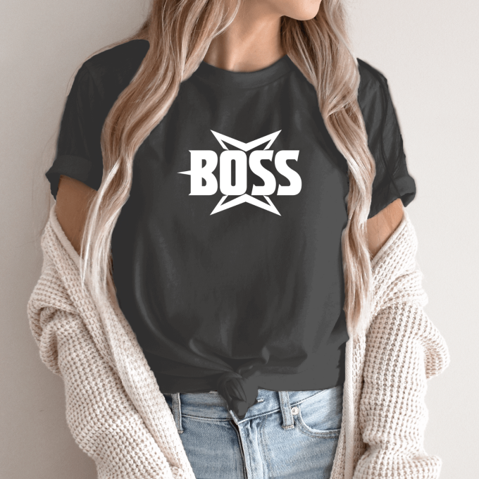 Unisex marškinėliai su spauda „Boss“ - Image 14