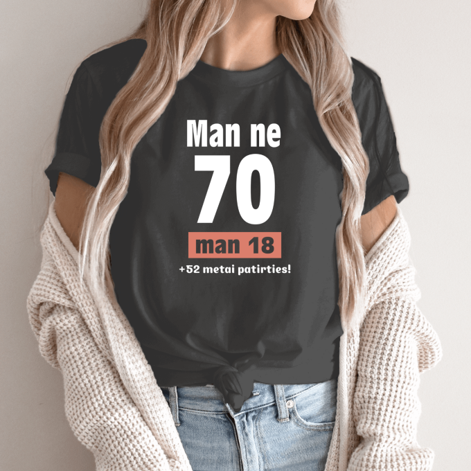 Unisex marškinėliai su spauda „Man ne 70“ - Image 12