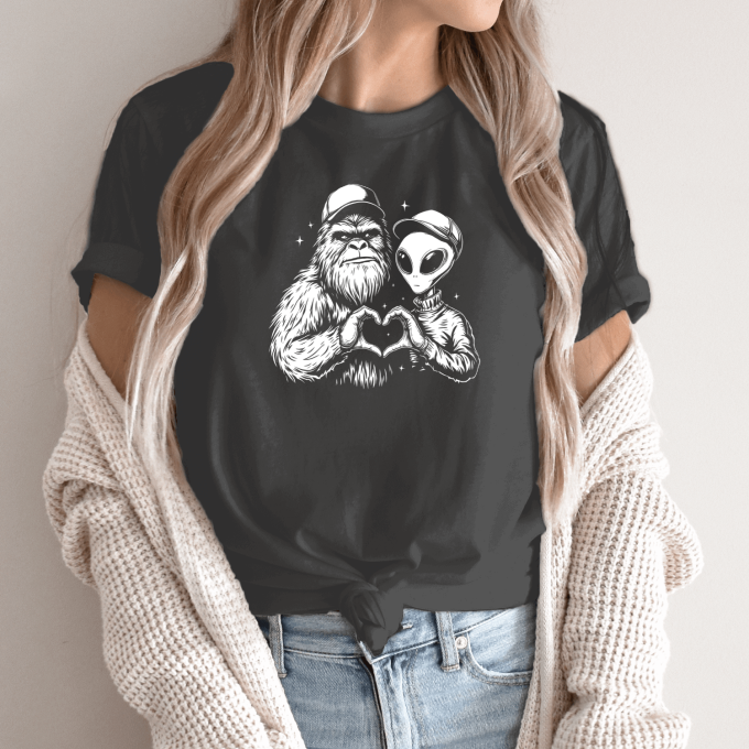 Unisex marškinėliai su spauda „Marsietis ir Bigfutas kartu“ - Image 14