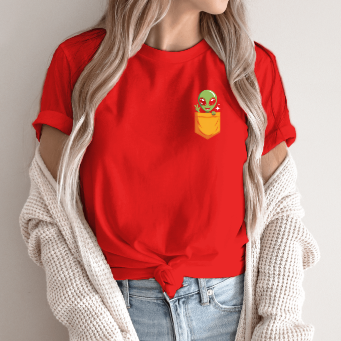 Unisex marškinėliai su spauda „Ateivis kišenėje“ - Image 13