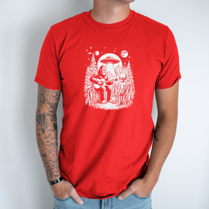 Unisex marškinėliai su spauda „Bigfuto serenada“ - Image 3