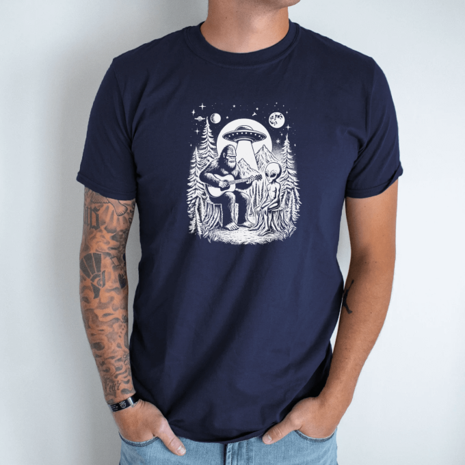 Unisex marškinėliai su spauda „Bigfuto serenada“ - Image 7
