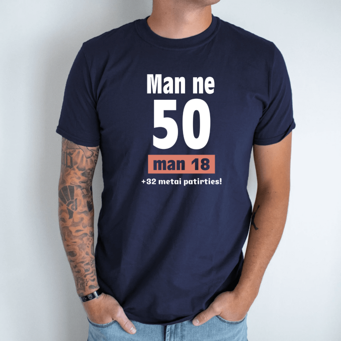 Unisex marškinėliai su spauda „Man ne 50“
