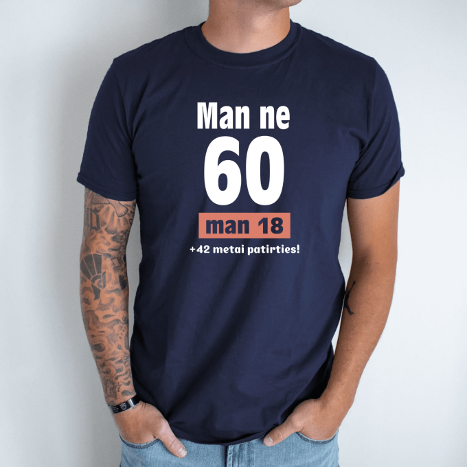 Unisex marškinėliai su spauda „Man ne 60“ - Image 5