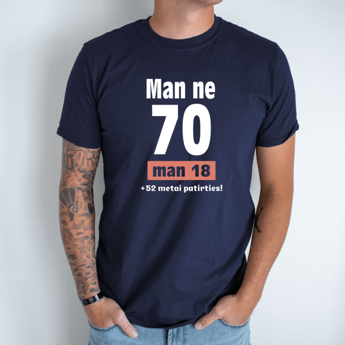 Unisex marškinėliai su spauda „Man ne 70“ - Image 5