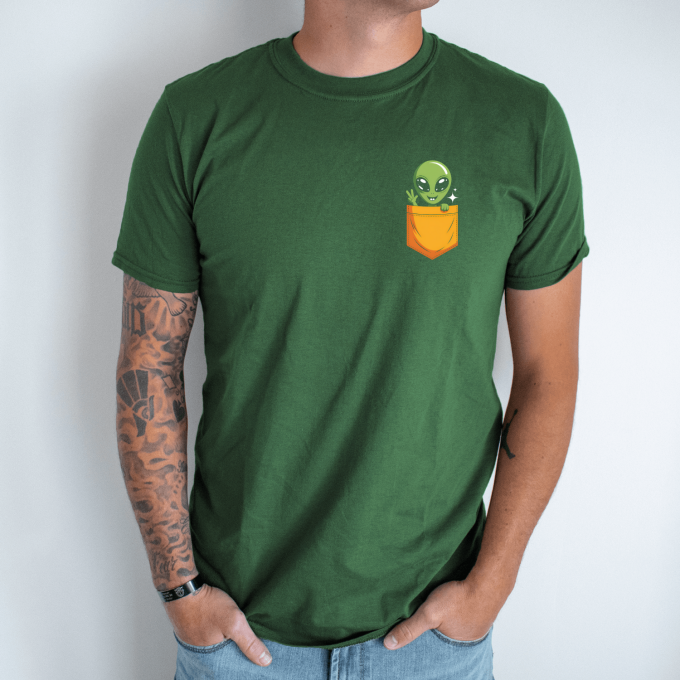 Unisex marškinėliai su spauda „Ateivis kišenėje“ - Image 6