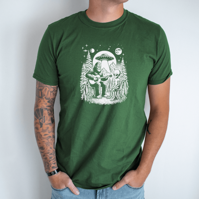 Unisex marškinėliai su spauda „Bigfuto serenada“ - Image 6
