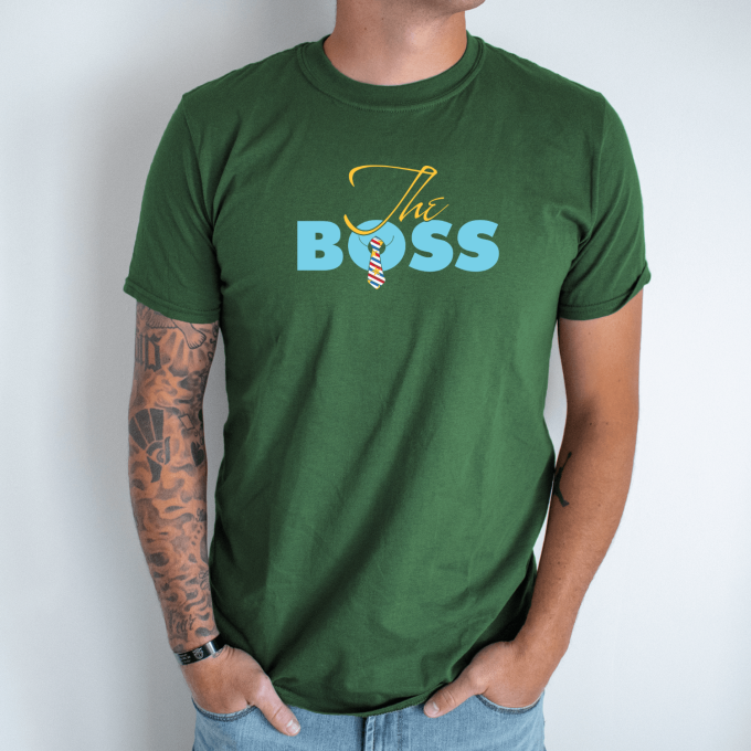Unisex marškinėliai su spauda „The Boss“ - Image 7