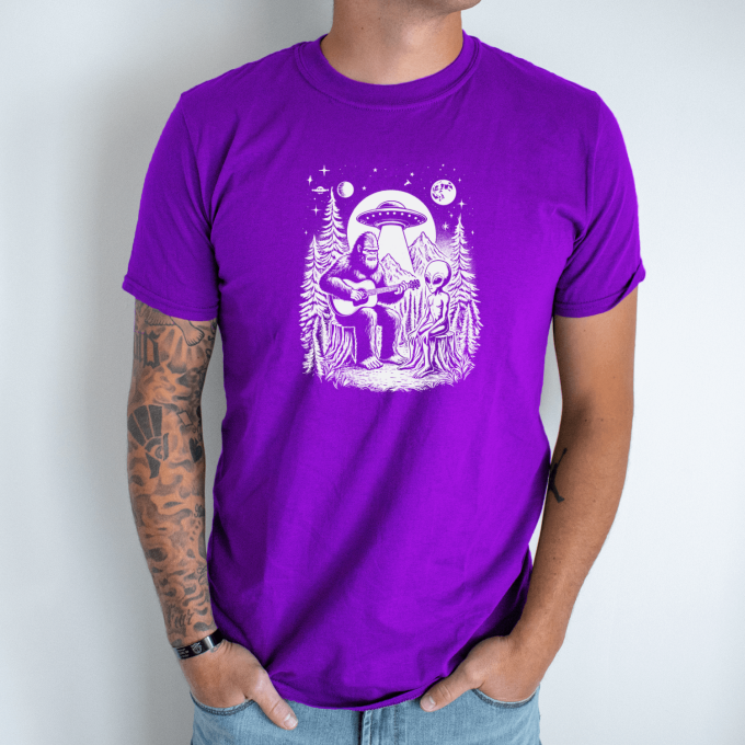 Unisex marškinėliai su spauda „Bigfuto serenada“ - Image 4