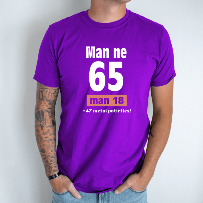 Unisex marškinėliai su spauda „Man ne 65“ - Image 4