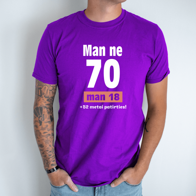 Unisex marškinėliai su spauda „Man ne 70“ - Image 4