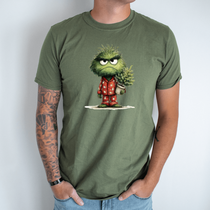 Unisex marškinėliai su spauda „Kalėdų niurzga“ - Image 3