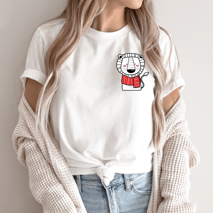 Unisex marškinėliai su spauda „Kalėdinis liūtukas“ - Image 2