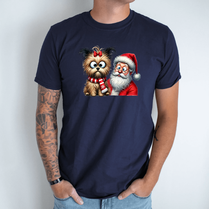Unisex marškinėliai su spauda „Šuo pas Kalėdų senį“ - Image 6
