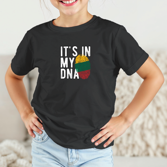 Vaikiški marškinėliai su spauda „It’s in my DNA“ - Image 6