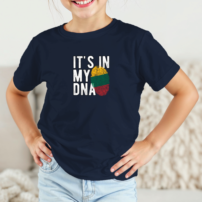 Vaikiški marškinėliai su spauda „It’s in my DNA“ - Image 4