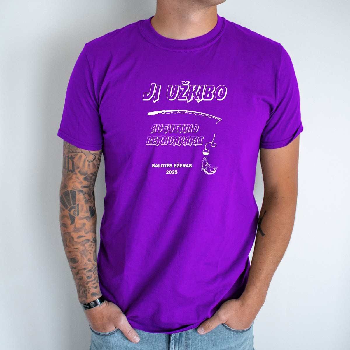 Unisex marškinėliai su spauda „Ji užkibo“ – Violetinė